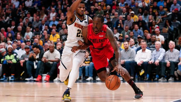 Hráč Portlandu Al-Farouq Aminu se vyhýbá Malikovi Beasleymu z Denveru během druhého zápasu druhého kola play-off NBA