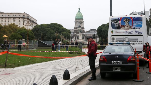 Policista stojí poblíž místa činu, na němž střelec zabil státního úředníka a vážně zranil poslance Hectoar Olivarese. Argentina, Buenos Aires, 9.5.2019