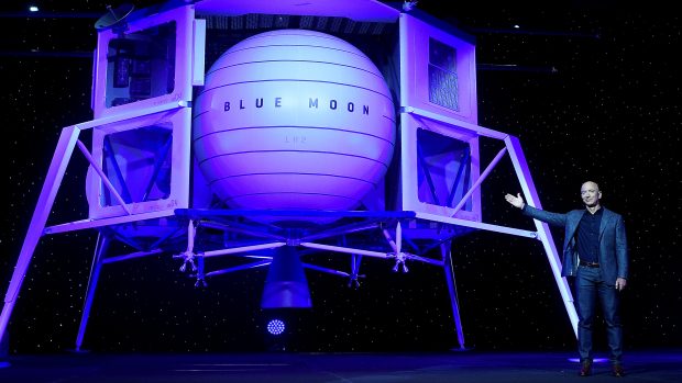 Jeff Bezos představuje modul Blue Moon.