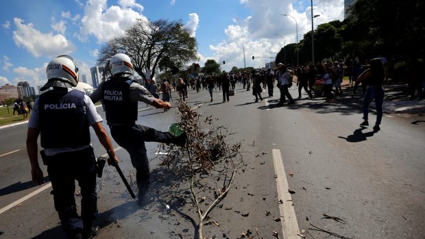 Brazilští policisté zasahují proti demonstrantům