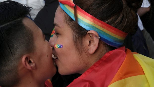 Před budovou parlamentu v Tchaj-peji se navzdory dešti sešly tisíce stoupenců posílení práv homosexuálů s vlajkami v barvách duhy