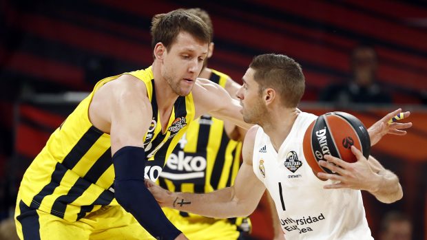 Jan Veselý z Fenerbahce Istanbul v souboji s Fabienem Causeurem z Realu Madrid v souboji o bronz ve Final Four Euroligy