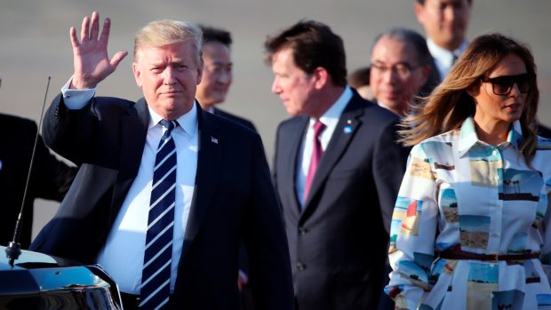 Americký prezident Donald Trump s manželkou Melanií dorazili do Japonska.