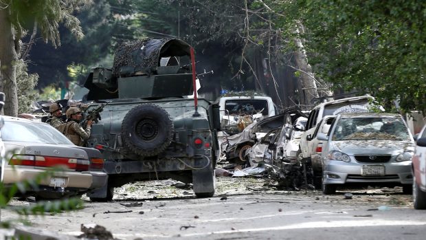 Afghánské bezpečnostní složky po jednom z útoků, který se stal v Kábulu 8. května 2019.