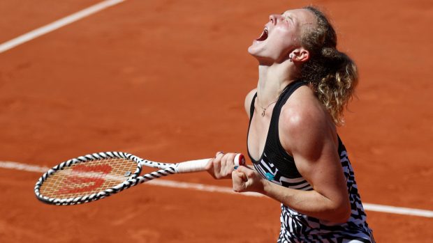 Kateřina Siniaková v euforii po postupu do osmifinále French Open