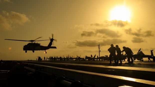 Americký vrtulník SH-60 Seahawk vzlétající z plošiny Amerického námořního letectva v Arabském moři. Zdroj: Reuters, autor: Jeff Sherman