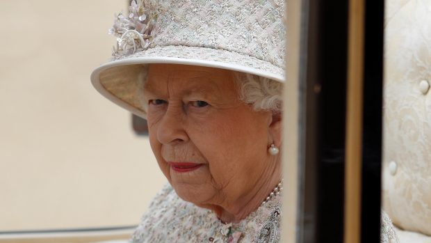 Královna své narozeniny oslavila už v den svého narození 21. dubna. Britští monarchové ale pořádají oficiální oslavu narozenin bez ohledu na skutečné datum narození druhý červnový víkend, kdy si ji mohou díky lepšímu počasí přihlížející lépe užít.