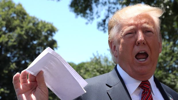 Americký prezident Donald Trump s migrační dohodou, kterou Spojené státy uzavřely s Mexikem