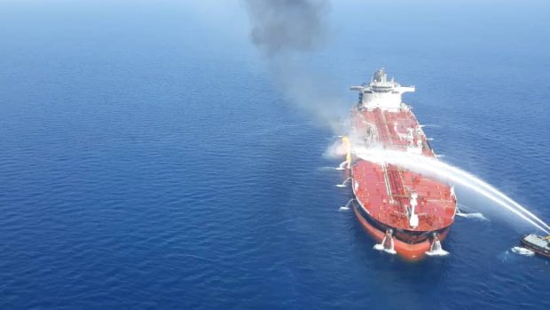 Norský a japonský tanker vezoucí ropné produkty se staly cílem zřejmého napadení poblíž Hormuzského průlivu strategického pro přepravu ropy