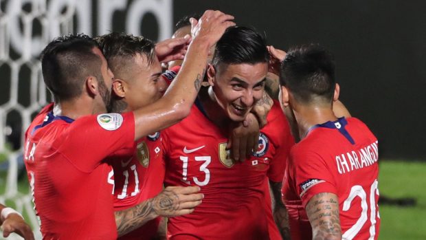 Fotbalisté Chile slaví gól v zápase s Japonskem