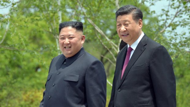Severokorejský diktátor Kim Čong-un (vlevo) a čínský prezident Si Ťin-pching (archivní snímek z června 2019)