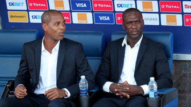 Fotbalisty Kamerunu už nepovedou trenér Clarence Seedorf (vpravo) a jeho asistent Patrick Kluivert