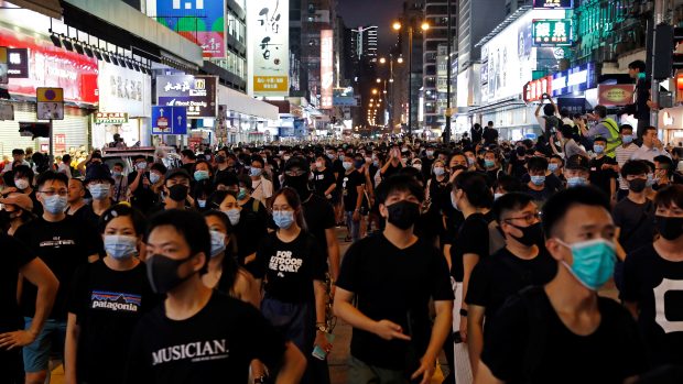 Demonstranti v ulicích Hongkongu