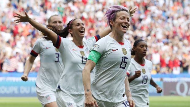 Fotbalistky Spojených států slaví branku do sítě Nizozemska ve finále mistrovství světa ve fotbale