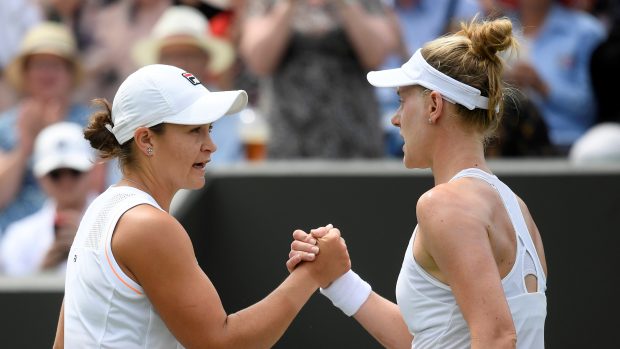 Ashleigh Bartyová (vlevo) gratuluje své soupeřce Alison Riskeové k vítězství v osmifinále Wimbledonu
