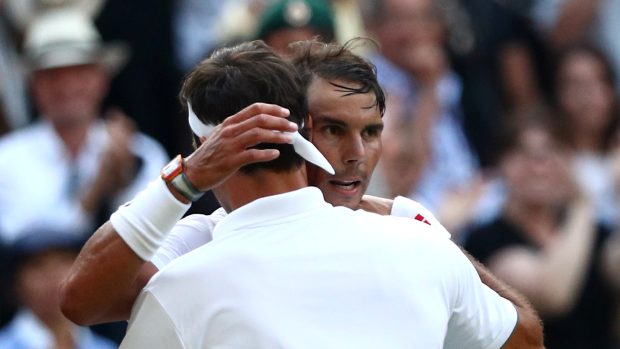 Rafael Nadal gratuluje Rogeru Federerovi k vítězství v semifinále Wimbledonu