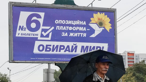 Předvolební billboard proruské ukrajinské strany Opoziční platforma - Za život slibující mír