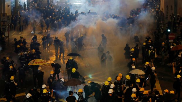 Hlavním požadavkem demonstrantů v Hongkongu je úplné stažení kontroverzního návrhu zákona o vydávání do pevninské Číny a vytvoření nezávislé komise, která by vyšetřila policejní násilí při dřívějších protestech.