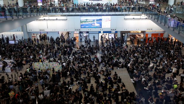 Hongkongské úřady kvůli obavám z protestů omezily přístup na letiště.