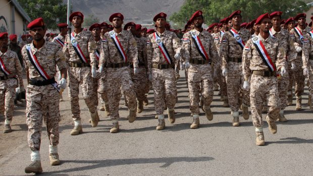 Jemenští šíitští povstalci Húsiové ve čtvrtek zaútočili balistickou raketou a bezpilotním letadlem na vojenskou přehlídku v jihojemenském přístavním městě Aden