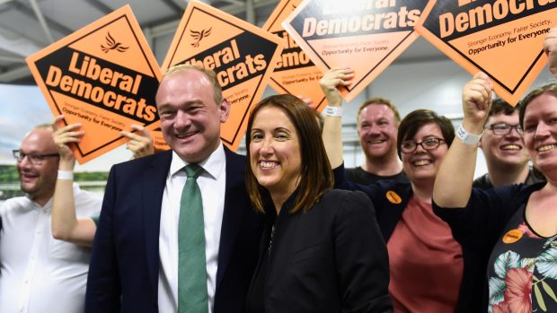 Daviese porazila favorizovaná liberální demokratka Jane Doddsová, která v obvodu s více než 50 tisíci voliči získala 13 826 hlasů