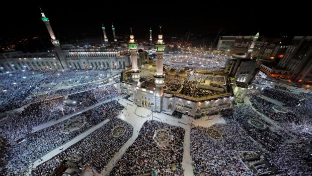 Muslimské pouti v Mekce se zúčastní přes dva miliony věřících. Čekají je i čtyřicetistupňová vedra