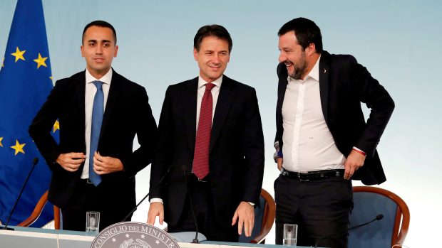 Zleva: vicepremiér Luigi Di Maio (Hnutí pěti hvězd), premiér Giuseppe Conte a vicepremiér Matteo Salvini (Liga)