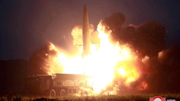 Test raketový střely v neznámé lokalitě Severní Korey. (Nedatová fotografie od korejské agentury KCNA ze 7. srpna 2019)