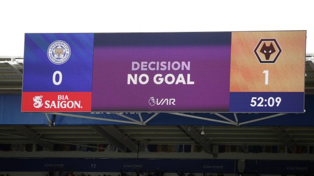 Rozhodnutí videorozhodčího na velkoplošné obrazovce během zápasu Leicesteru s Wolverhamptonem