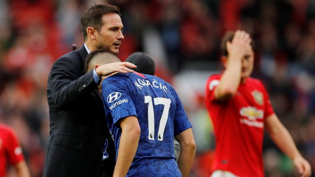 Trenér londýnské Chelsea Frank Lampard utěšuje po prohře s Manchesterem United záložníka svého týmu Matea Kovačiče