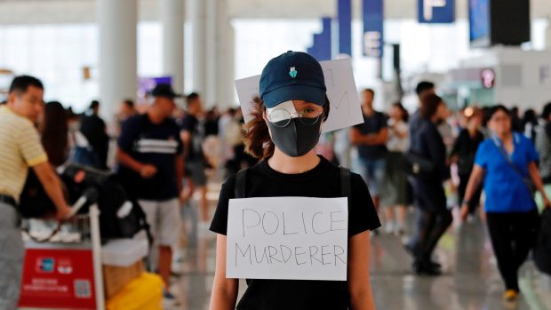 Demonstrant na mezinárodním letišti v Hongkongu.