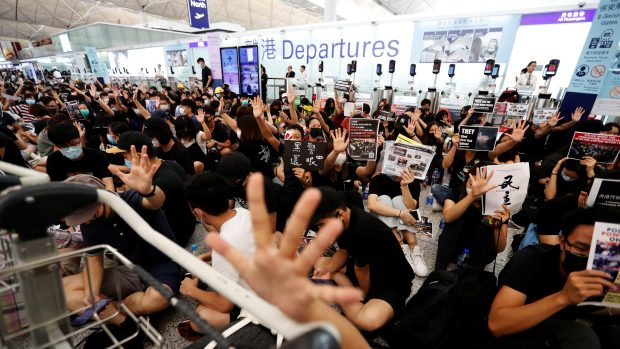 Protest na letišti v Hongkongu. Fotografie ze 13. srpna