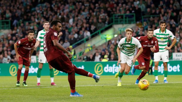 Fotbalista Kluže Billel Omrani proměňuje penaltu v odvetném utkání 3. předkola Ligy mistrů proti Celticu Glasgow