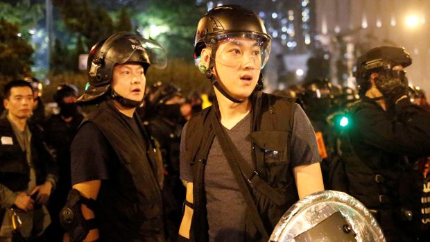 Policie v neděli zasáhla proti protestujícím v Hongkongu.