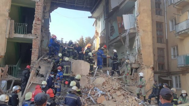 Nejméně osm lidí zabila a sedm zranila v noci na středu exploze v domě ve městě Drohobyč na západě Ukrajiny