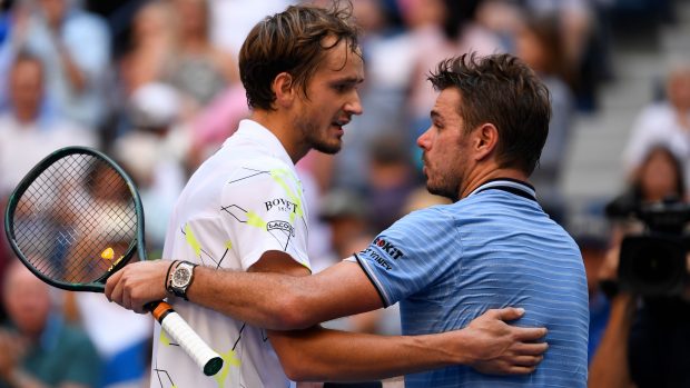 Daniil Medveděv (vlevo) po zápase US Open se Švýcarem Stanem Wawrinkou