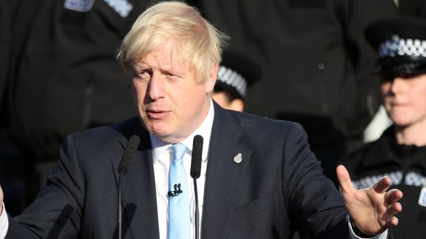 Boris Johnson během proslovu před policejními složkami. Kritici mu vyčetli, že bezpečnostní složky zpolitizoval.