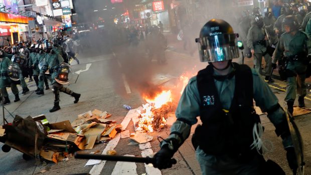 Hongkongská policie použila slzný plyn, pepřový sprej a gumové projektily.