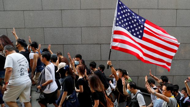 Demonstranti v neděli vyzvali Washington, aby schválil návrh zákona, který by sankcionoval hongkongské a čínské představitele, kteří potlačují demokracii a lidská práva.