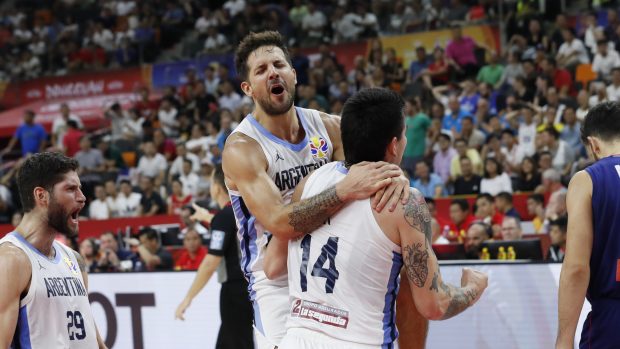 Argentinští basketbalisté se radují z vítězství nad Srbskem.