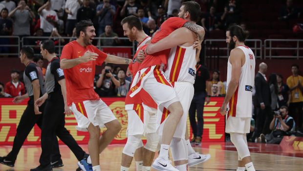 Radost basketbalistů Španělska z postupu do finále světového šampionátu