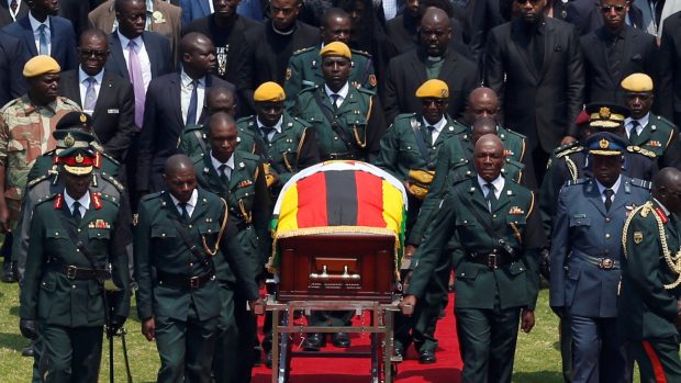 Rakev bude uložena ve svatyni hrdinů boje za nezávislost v hlavním městě Harare za zhruba měsíc, až bude dokončeno nové mauzoleum.