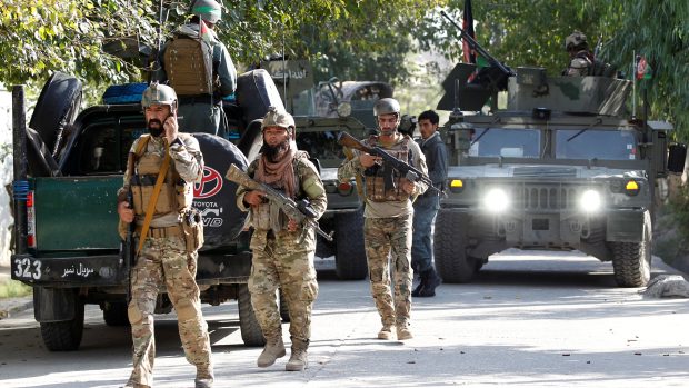 Afghánské bezpečnostní složky přijíždějí na místo útoku ve městě Džalálábádu
