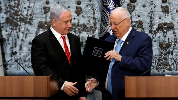 Izraelský prezident Reuven Rivlin (vpravo) a premiér Benjamin Netanjahu