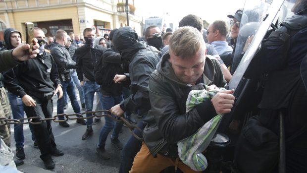 Záběry ze střetu odpůrců pochodu hrdosti a policie.