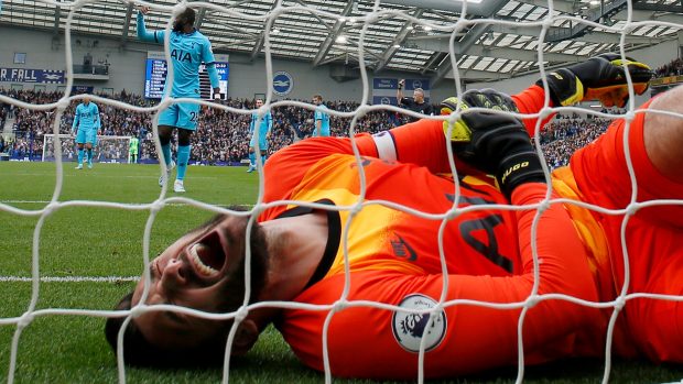 Brankář Tottenhamu Hugo Lloris utrpěl zranění v zápase s Brightonem