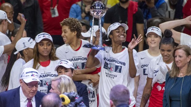 Hráčky Washingtonu Mystics s trofejí pro šampionky WNBA