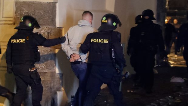 Policisté v pátek večer v centru Prahy zadrželi při zásahu ve dvou restauracích třicítku fotbalových výtržníků, zhruba polovina z nich byli cizinci