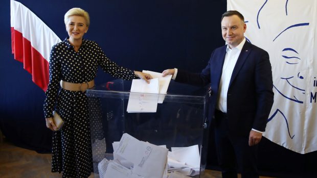 Prezident Andrzej Duda se svojí manželkou Agatou hlasoval v Krakově.