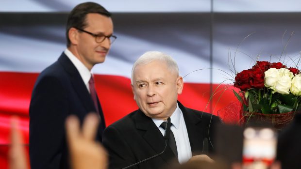 Předseda Práva a spravedlnosti (PiS) Jarosław Kaczyński (v popředí) a premiér Mateusz Marowiecki po zveřejnění odhadů výsledků parlamentních voleb v Polsku